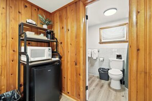 Habitación básica, 2 camas Queen size, para no fumadores | Tabla de planchar con plancha, wifi gratis y ropa de cama 