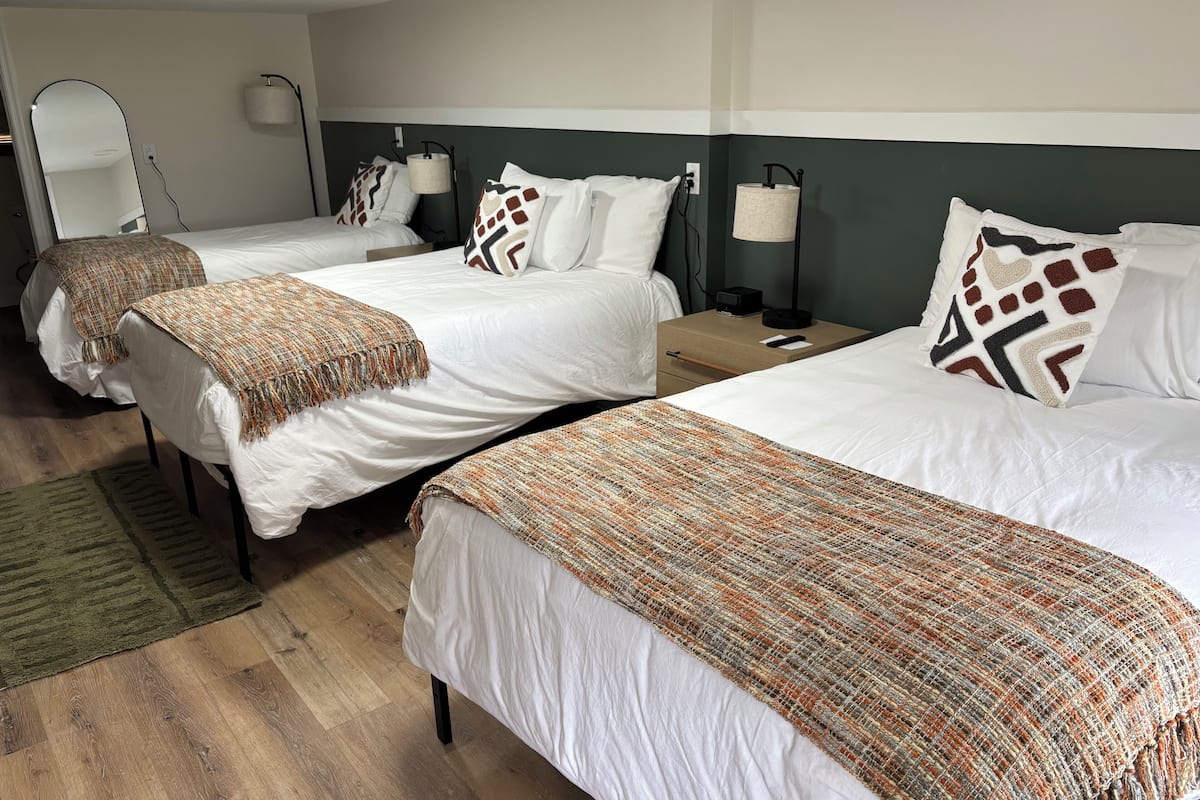 Eenvoudige kamer, meerdere bedden, niet-roken | 1 slaapkamer, een strijkplank/strijkijzer, gratis wifi, beddengoed