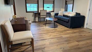 Cottage, vista montagna | Area soggiorno | Smart TV 55 pollici con canali digitali, Netflix, Hulu