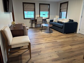 Cottage, uitzicht op bergen | Woonruimte | Een 55-inch smart-tv met digitale zenders, Netflix en Hulu