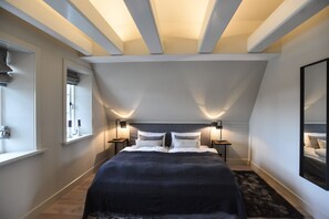 4 bedrooms, in-room safe, iron/ironing board, free WiFi