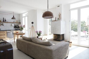 Smart TV, chimenea, libros y estéreo