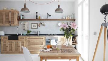 Fridge, oven, stovetop, dishwasher