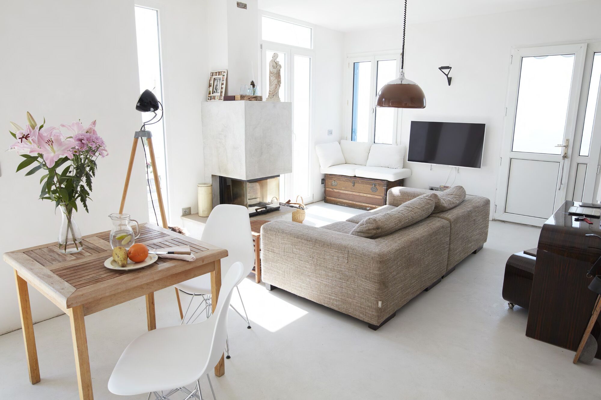 Älytelevisio, takka, kirjoja, stereot