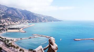 Ranta lähistöllä, aurinkotuoleja