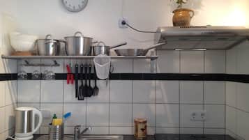 Een koelkast, een kookplaat, een koffiezetapparaat/waterkoker