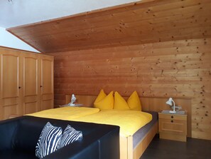 2 bedrooms, travel cot, WiFi, bed sheets