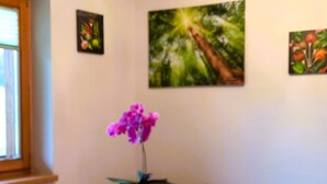 Ein Essbereich mit Tisch, Stühlen, einer Topf-Orchidee und einer Bank.