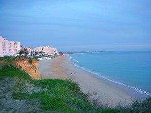On the beach - Top maintained and well-equipped apartment located on a gorgeous beach (Armação de Pêra)