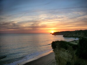 On the beach - Top maintained and well-equipped apartment located on a gorgeous beach (Armação de Pêra)