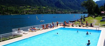 Directly on the lake on the second floor and with a garden on the first floor