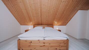 3 bedrooms, travel cot, WiFi, bed sheets