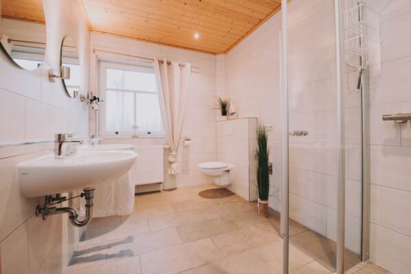 Shower, hair dryer, towels, soap - Vacation home right by the lake for up to 7 people (Zetel)