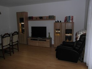 Fernseher, Bücher, Stereoanlage