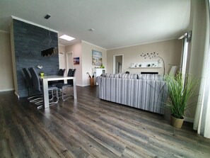 Smart-TV, DVD-Player, Bücher, Videothek