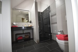 Dusche, Haartrockner, Handtücher, Seife