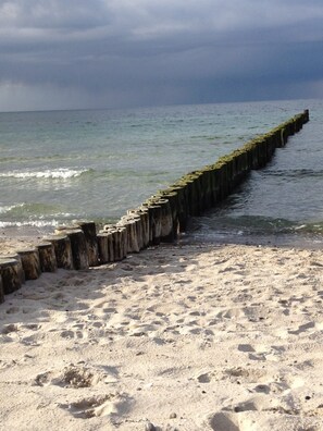 Vlak bij het strand, ligstoelen