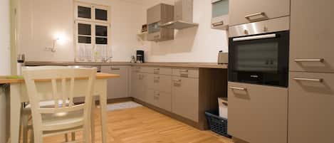 Frigorifero, microonde, forno, piano cottura