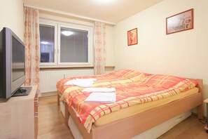 3 bedrooms, iron/ironing board, WiFi, bed sheets