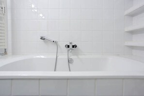 Combined shower/tub, hair dryer, towels, toilet paper - 4 room apartment only 200m from the Mariahilfer Straße (Wien)