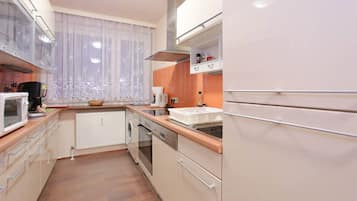 KĂŒhlschrank, Mikrowelle, Ofen, Herdplatte