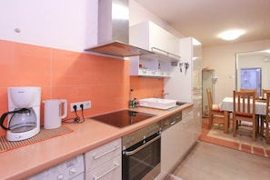 Kühlschrank, Mikrowelle, Ofen, Herdplatte