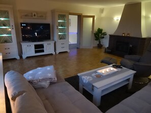 TV, caminetto, lettore DVD, impianto stereo