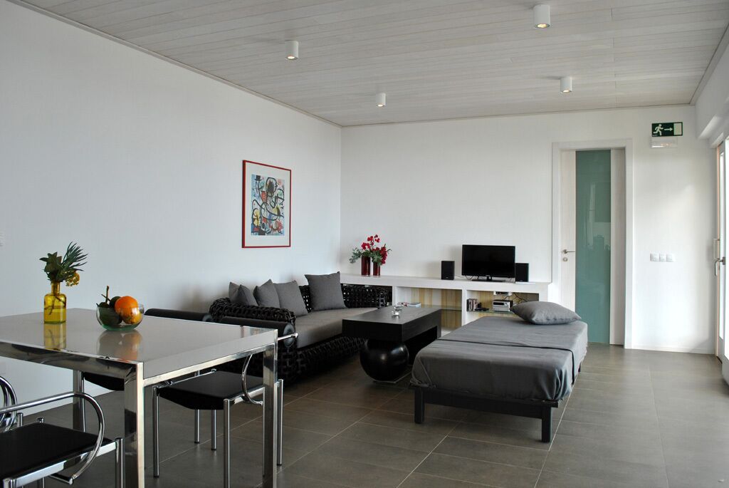 Télévision, lecteur de DVD, livres, chaîne hi-fi