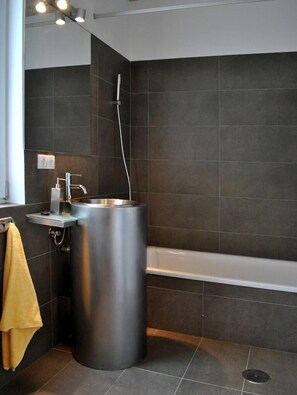 Bathtub, hair dryer, towels, soap - HOLIDAYS WITH VISION AND --RUHIG ENTSPANNEND-- COMFORTABLE AND QUALITY (Tijarafe)