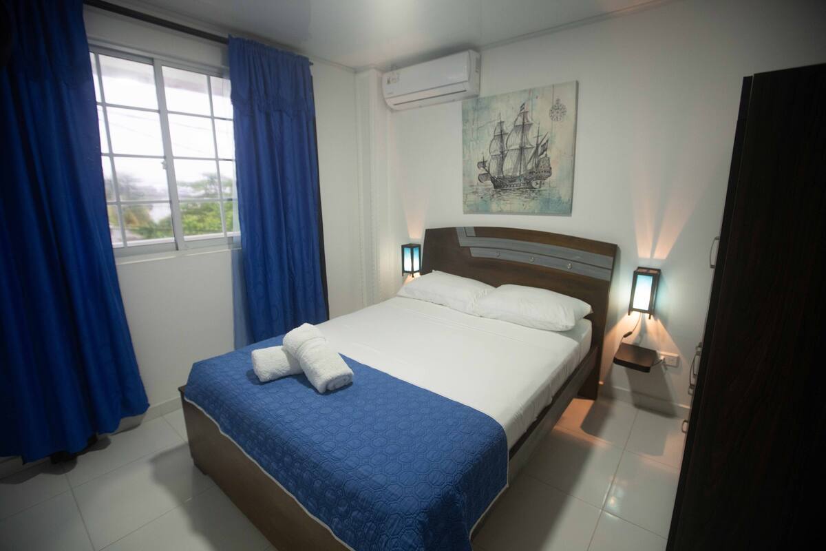 Apartamento familiar | Peti besi dalam bilik, langsir/tirai gelap terus