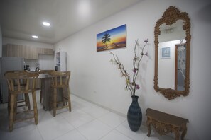 Apartamento familiar | Private kitchen | Fridge, microwave, stovetop, toaster - Chalet Del Mar (San Andrés)