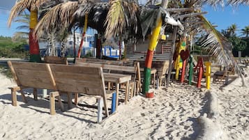 Perto da praia, areia branca, 2 bares na praia