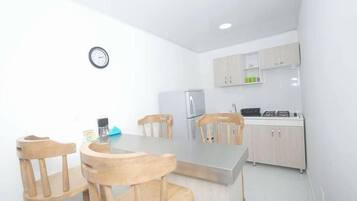 Apartamento familiar | Cozinha privada | Geladeira, micro-ondas (mediante solicitação), cooktop, torradeira