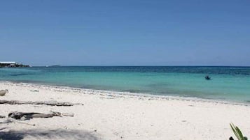 Nära stranden, vit sandstrand och 2 strandbarer