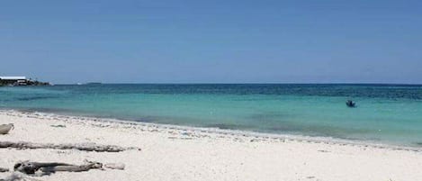 Nära stranden, vit sandstrand och 2 strandbarer