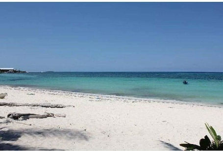 Una playa cerca, arena blanca, 2 bares en la playa