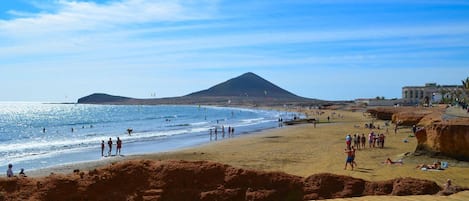 Ubicación cercana a la playa, tumbonas y toallas de playa