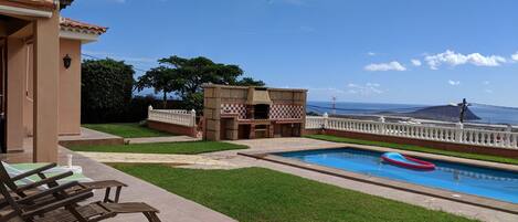 Een buitenzwembad, een verwarmd zwembad