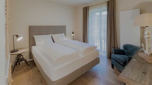 A hotel room with a large bed, bedside tables, a desk, and a chair. - Apartment 5 - Edersee time out (Edertal)