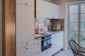 Kühlschrank, Mikrowelle, Ofen, Geschirrspüler