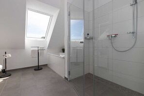Douche, sèche-cheveux, savon, papier toilette