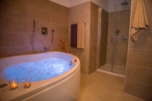 Combined shower/bathtub, jetted bath, hair dryer, towels - Luxury wellness villa in a quiet area of Northern Istria (Lanišće)
