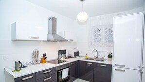 A modern kitchen with a stove, oven, microwave, sink, and cabinets. - Luxury wellness villa in a quiet area of Northern Istria (Lanišće)