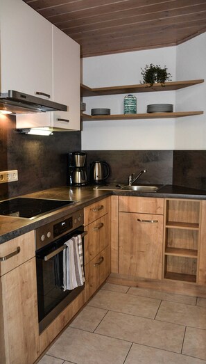 Een koelkast, een oven, een vaatwasser, een waterkoker