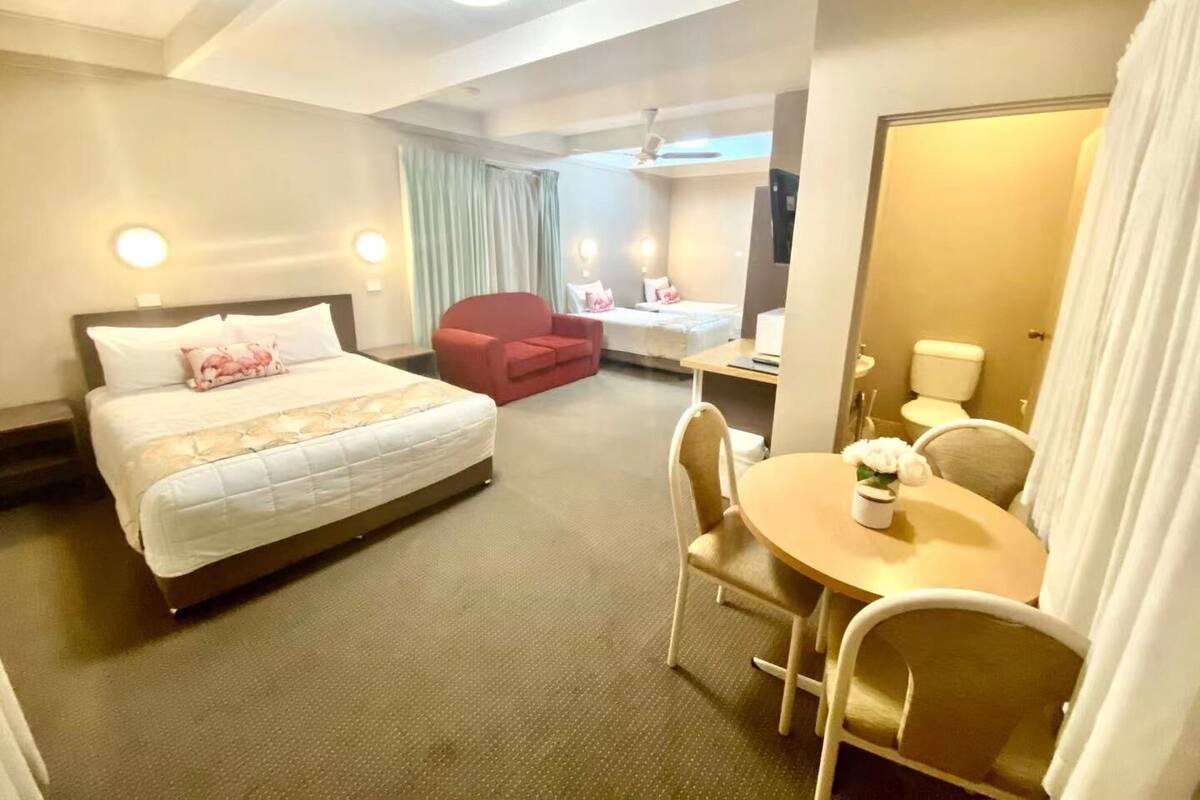 家庭客房 | 房內夾萬、書桌、手提電腦工作空間、遮光窗簾/窗簾
