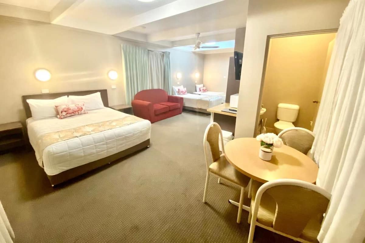 Family Room | 1 bilik tidur, peti besi dalam bilik, meja, ruang kerja komputer riba
