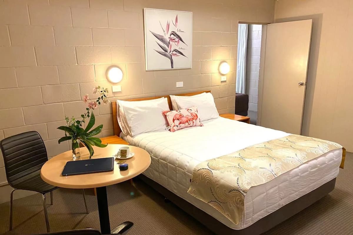 Deluxe Suite, 2 Bedrooms | 1 bilik tidur, peti besi dalam bilik, meja, ruang kerja komputer riba