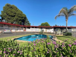Una piscina al aire libre de temporada (de 12:00 a 20:00), sombrillas