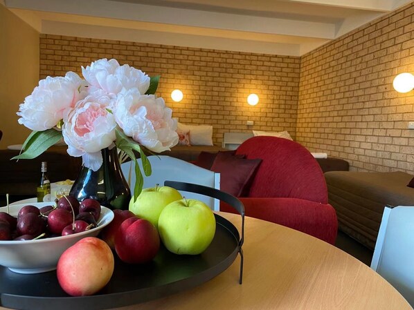 Familie vierpersoonskamer | Een kluis op de kamer, een bureau, een laptopwerkplek