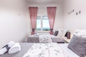 3 bedrooms, in-room safe, WiFi, bed sheets - Villa in Dramalj, family friendly, pool, close to the beach (Dramalj)